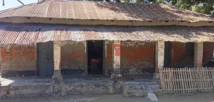 মান্দায় জরাজীর্ণ ভবন- চিকিৎসক ও ঔষুধ সংকটে গ্রামীণ স্বাস্থ্যসেবা